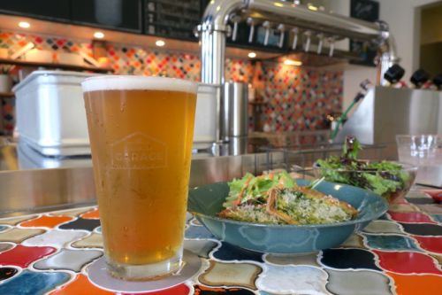 鎌倉・長谷「Kamakura GARAGE」カラフルなカウンター席でクラフトビールと鎌倉野菜の創作イタリアン。