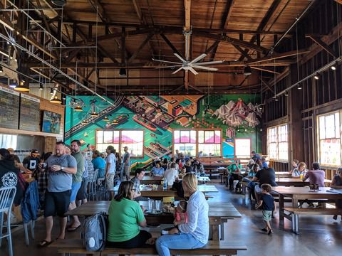 サワーと樽熟成のブリュワリーで醸造所見学:Almanac Beer Co.