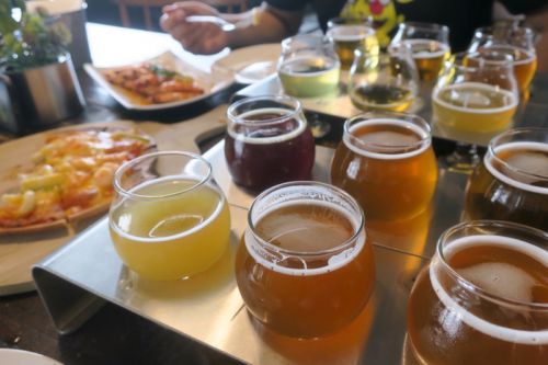 台湾・高雄「掌門精釀啤酒 棧貳庫店」35タップから選んだ6種類のビールは全てウマかった。