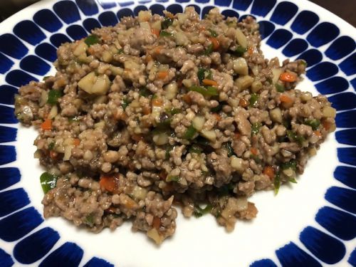 ミンチ肉のレタス包みでビールがすすむ！