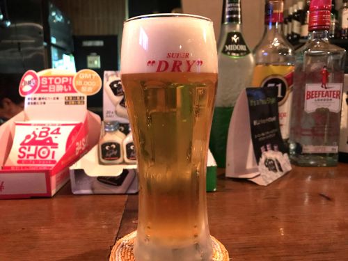西新宿「ハナブサ」生ビールなど4杯1000円のせんべろサービスが気軽！アットホームな雰囲気のバー