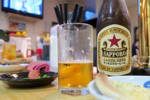 那覇・牧志「酔処 玉川」安定の立ち飲み屋にはサッポロビールが似合う。