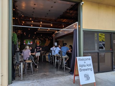 常連で賑わうアット・ホームなブリュワリー:Alpha Acid Brewing