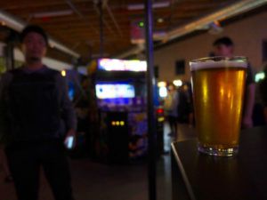 「EightyTwo LA」でクラフトビールを飲みながらストII対戦!