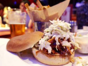 アメリカ「Hard Rock Cafe Hollywood」でビール&プルドポークサンド