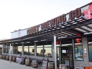 サンタモニカ「The Dudes’ Brewing Company」でいろんなビールをいただく。
