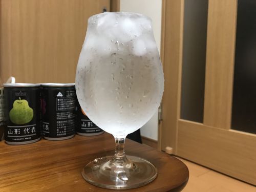 【冷蔵庫はNG】ビールグラスは"氷水で冷やす"のがオススメ!家飲みがより楽しくなる方法