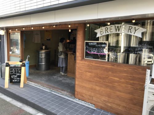 【板橋】クランクビール さかみちタップルーム|開放感のある賑やかなブルワリー