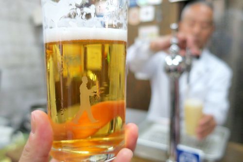 広島「ビールスタンド重富」達人は注ぎ方で味を変える。だからビールは面白い。