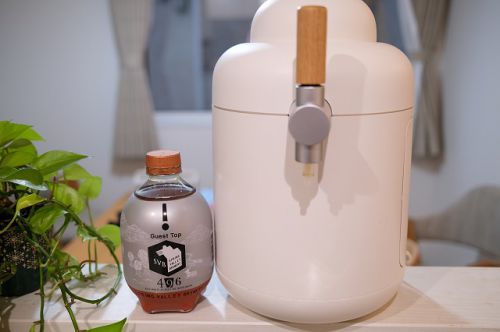 キリンのホームタップでビールを飲みながら料理をしています。