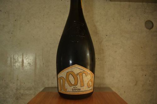 ノラ 巨大なボトルで飲むことができるイタリアビール。