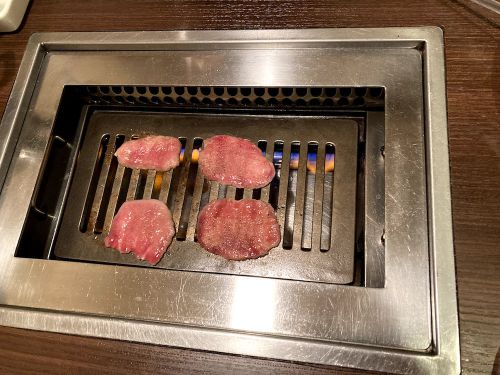 焼肉とビール(たぶんアサヒスーパードライ)で優勝!