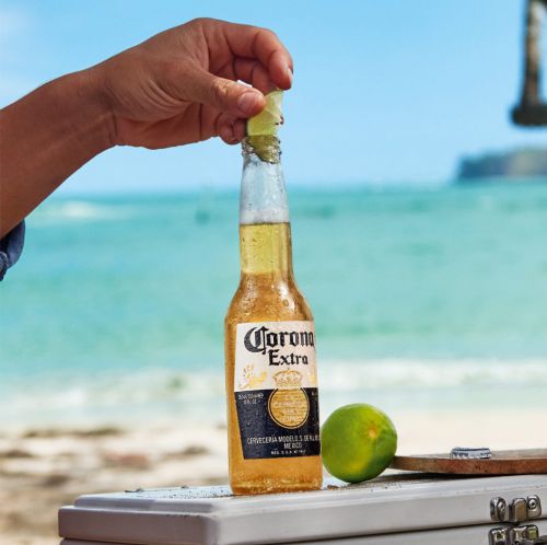 コロナビールはカットライムを添えて